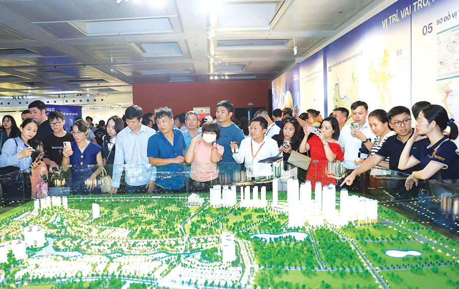 Người dân xem quy hoạch tổng thể Hà Nội tầm nhìn 100 năm tại Bảo tàng Hà Nội. Ảnh: Đỗ Tâm