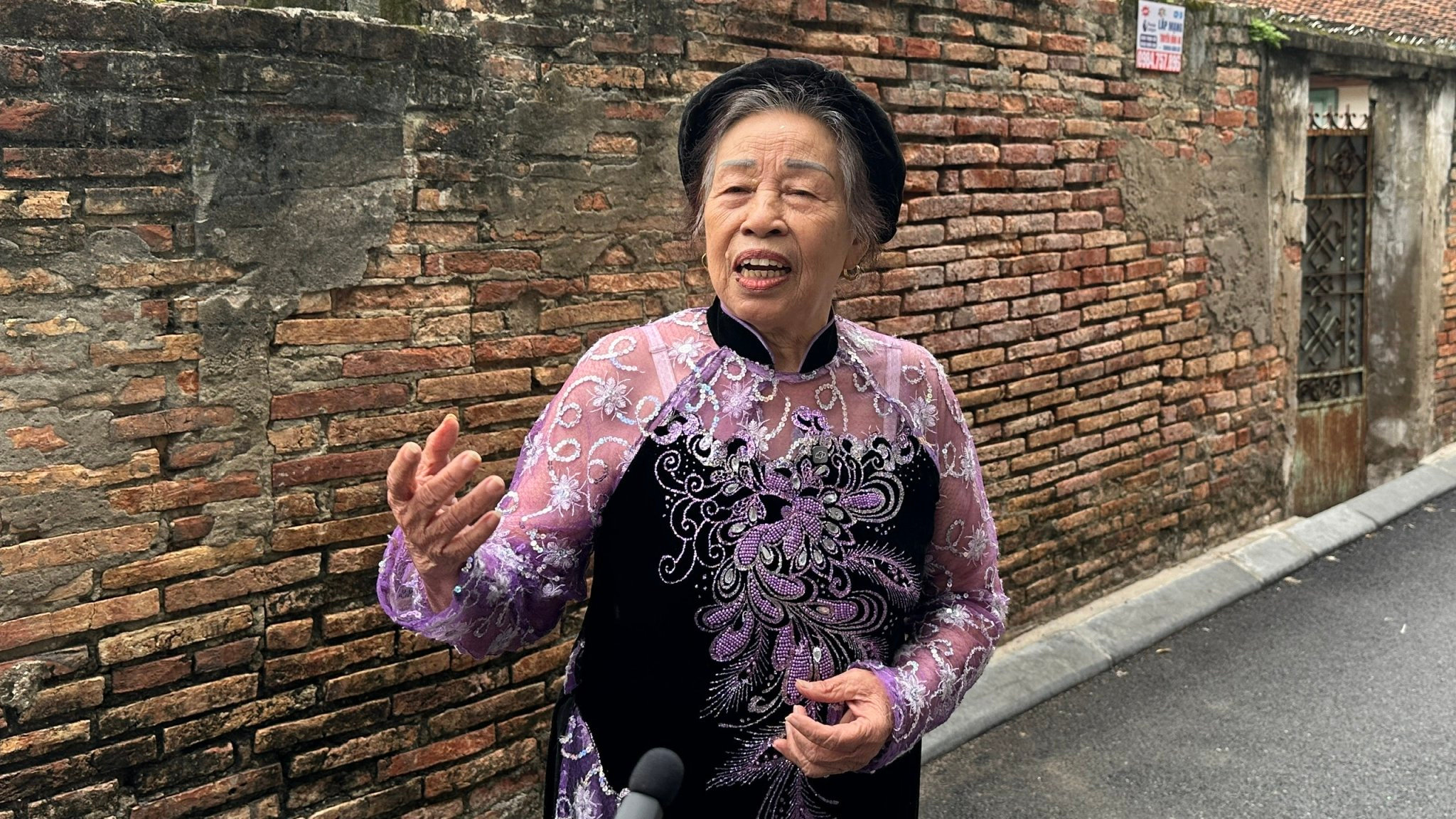 Nghệ nhân Ưu tú Phạm Thị Điền cho biết, cần sự say mê nhiệt huyết để theo học ca trù. Ảnh: Thành Luân