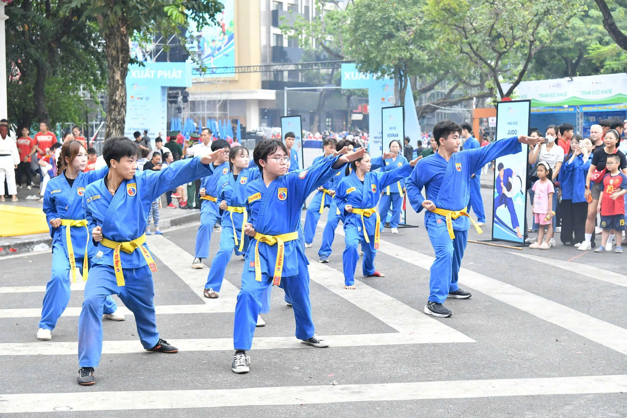 Màn biểu diễn võ thuật thu hút người xem của các võ sinh. Ảnh Bùi Lượng