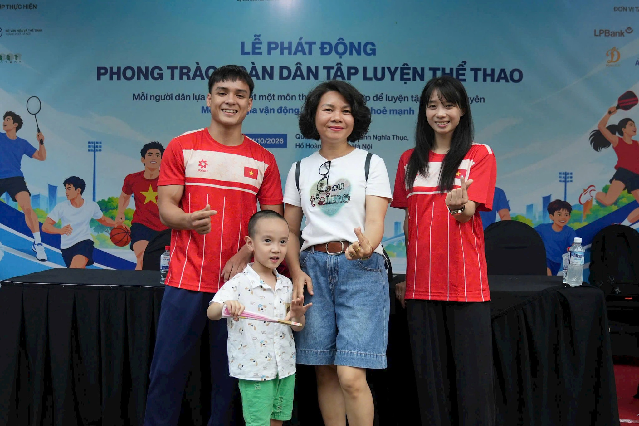 Võ sĩ Đinh Văn Tâm và Dương Thúy Vi giao lưu với người hâm mộ. Ảnh: BTC