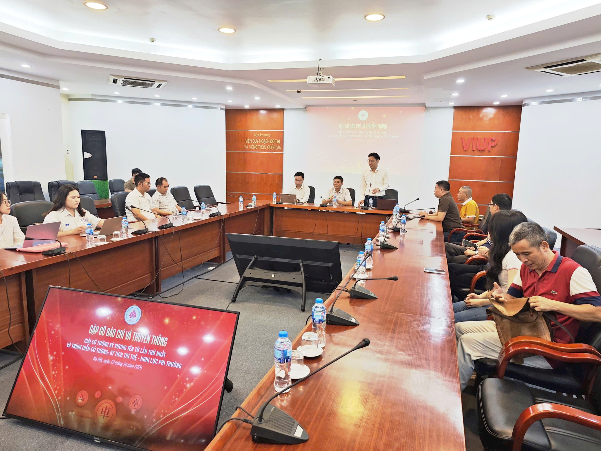 12-toan-canh-buoi-gap-go-bao-chi.jpg