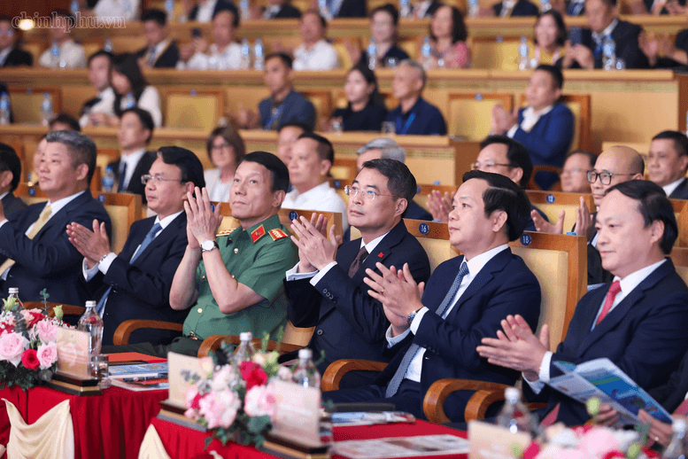 Thủ tướng: Hưng Yên cần quyết tâm cao nhất để sớm trở thành thành phố trước năm 2030- Ảnh 2.