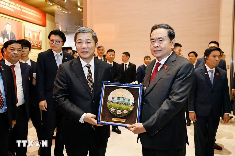 Chủ tịch Quốc hội Trần Thanh Mẫn tặng quà lưu niệm cho Bảo tàng Lịch sử Đảng Cộng sản Trung Quốc. (Ảnh: Doãn Tấn/TTXVN)