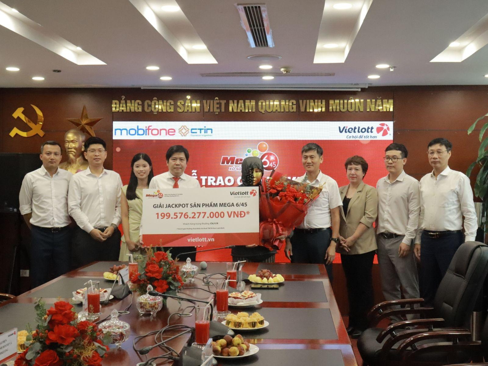 Chị V.N nhận giải Jackpot xổ số tự chọn Mega 6/45 kỳ qua số mở thưởng số 01571 trị giá gần 200 tỷ đồng. Ảnh: PV