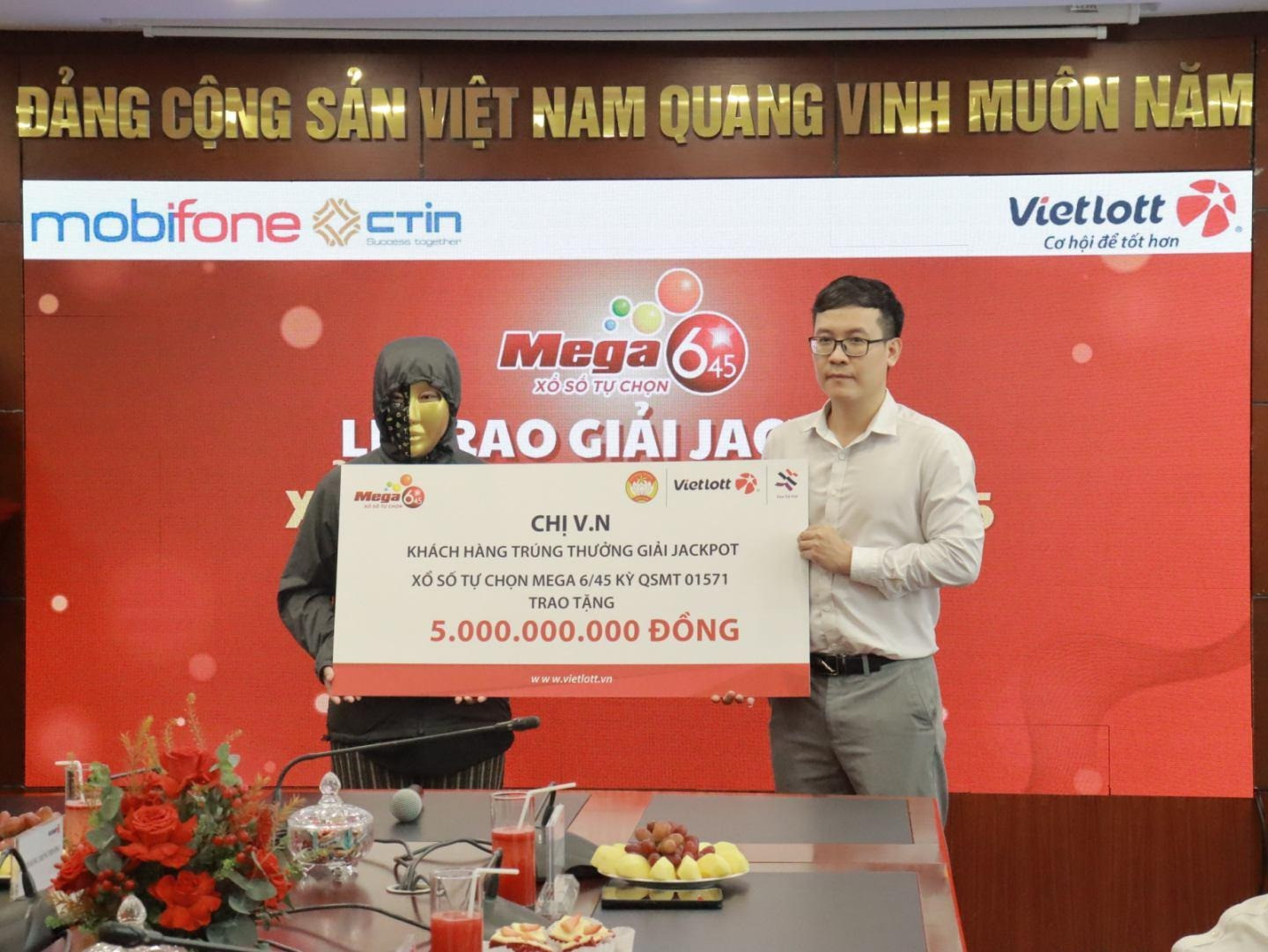 Chị V.N trao tặng 5 tỷ đồng để thực hiện các hoạt động an sinh xã hội thông qua Quỹ Tâm Tài Việt. Ảnh: PV