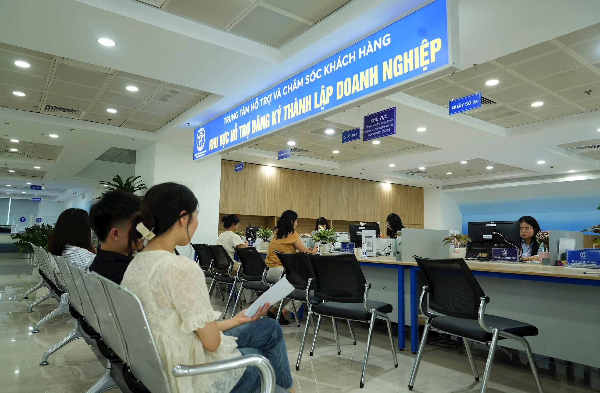 nguoi-dan-den-lam-thu-tuc-dang-ky-thanh-lap-doanh-nghiep-tai-trung-tam-phuc-vu-hanh-chinh-cong-thanh-pho-ha-noi-chi-nhanh-so-8.-anh-huu-mai.jpg
