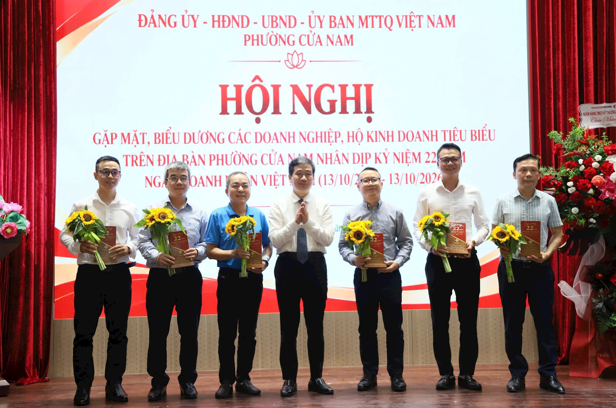 Phó Bí thư Thường trực Đảng ủy phường Cửa Nam Phạm Thị Thu Thủy (ảnh trên) và Chủ tịch UBND phường Nguyễn Quốc Hoàn chúc mừng các doanh nghiệp nhân kỷ niệm 22 năm Ngày Doanh nhân Việt Nam. Ảnh: PV