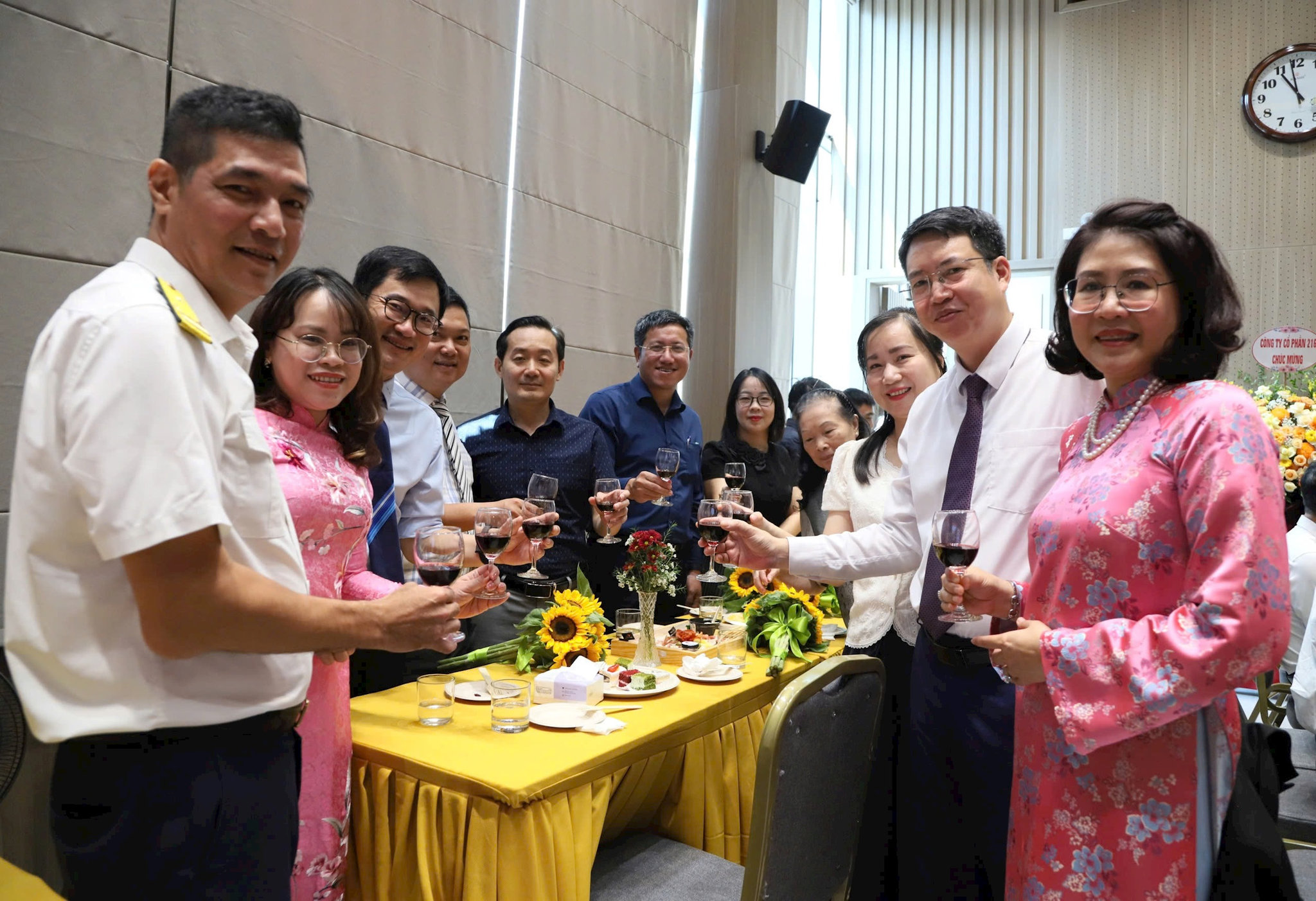 Lãnh đạo phường Cửa Nam chúc mừng các doanh nghiệp. Ảnh: PV