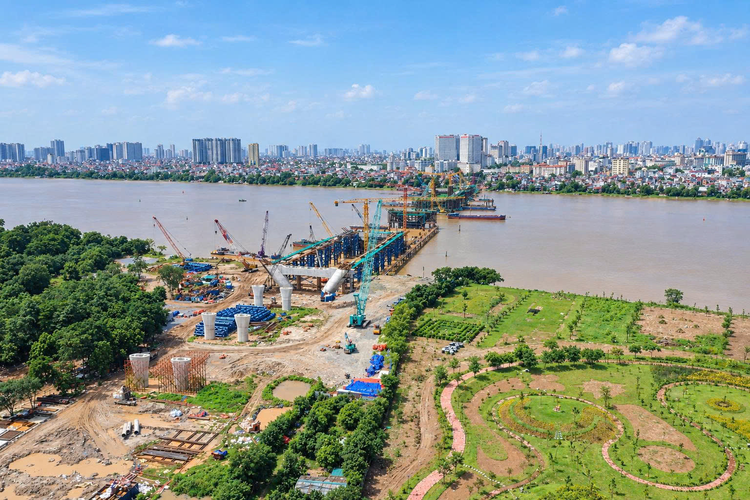Các dự án cầu vượt sông Hồng đang được tập trung đẩy nhanh tiến độ, hướng tới hoàn thành trong năm 2027. Ảnh: Phạm Hùng