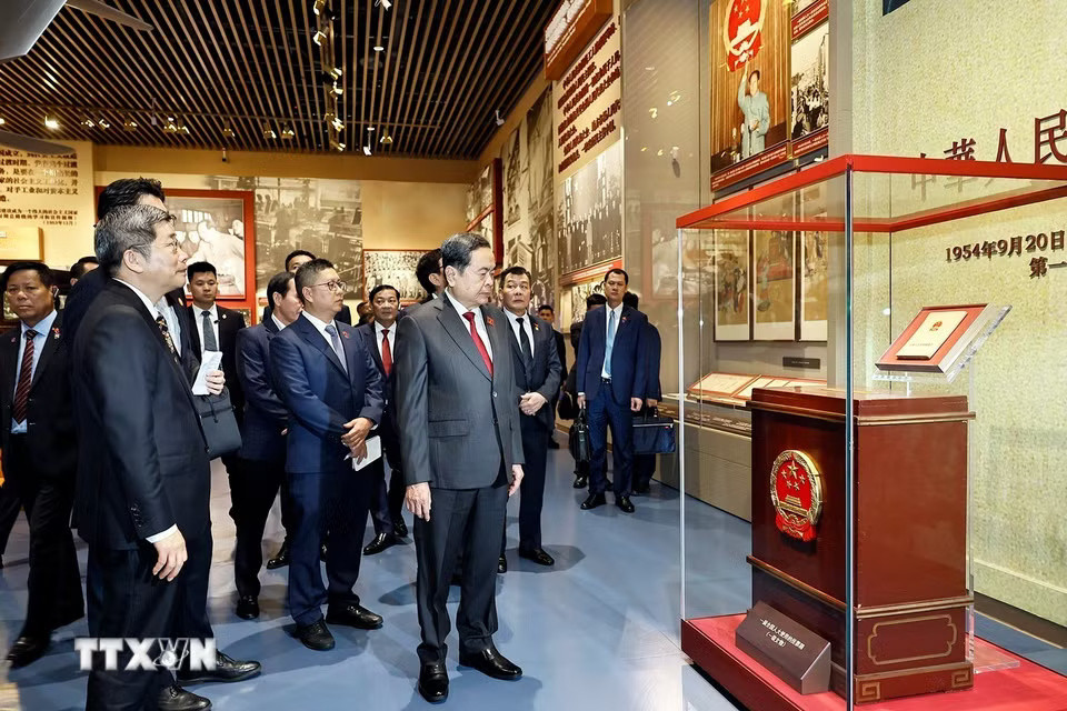 Chủ tịch Quốc hội Trần Thanh Mẫn và Đoàn đại biểu cấp cao Việt Nam tham quan Bảo tàng Lịch sử Đảng Cộng sản Trung Quốc. (Ảnh: Doãn Tấn/TTXVN)