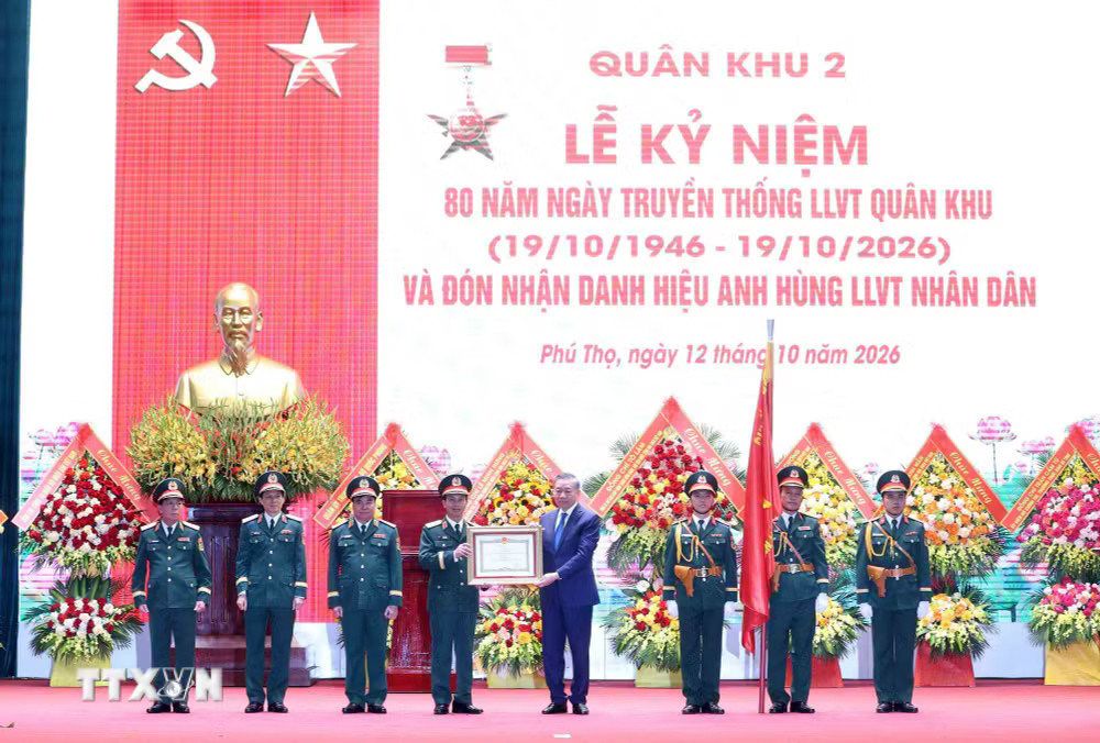 ttxvn_tong-bi-thu-chu-tich-nuoc-to-lam-du-le-ky-niem-80-nam-ngay-truyen-thong-luc-luong-vu-trang-quan-khu-2-9.jpg