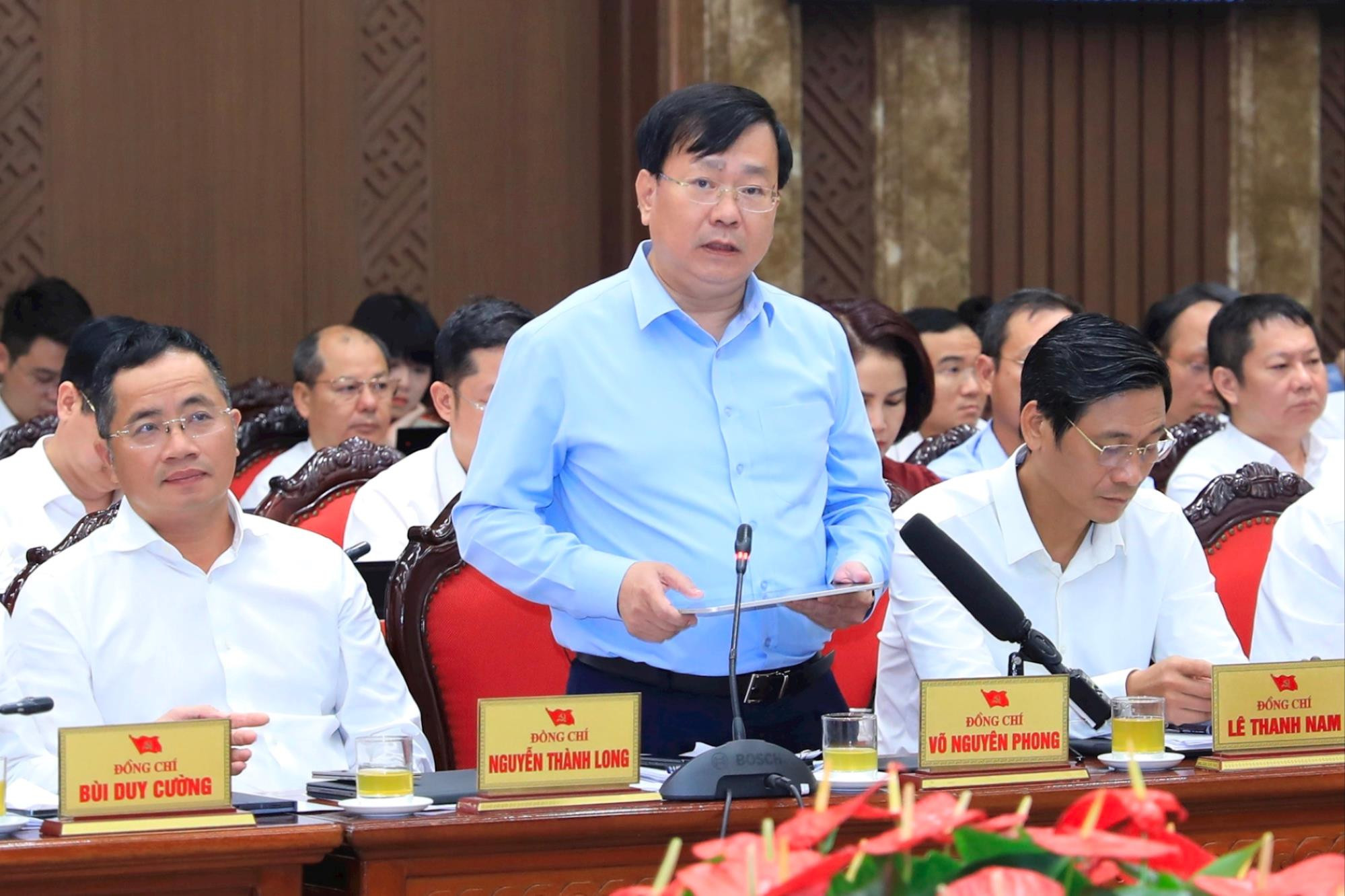 Giám đốc Sở Xây dựng Hà Nội Võ Nguyên Phong thảo luận tại hội nghị. Ảnh: Quang Thái