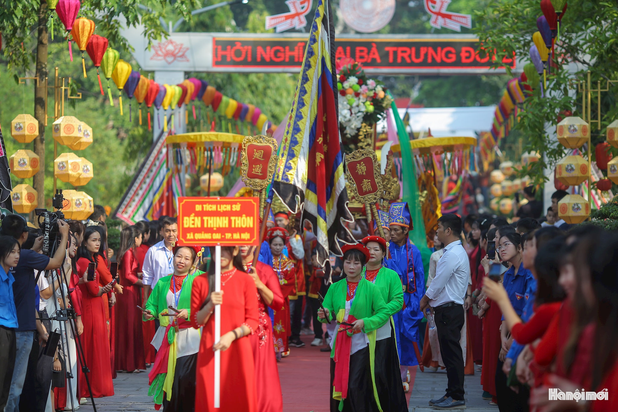 Trong suốt tiến trình lịch sử dân tộc, mảnh đất Hát Môn luôn gắn liền với tên tuổi và chiến công hiển hách của Hai Bà Trưng. Chọn cửa sông Hát làm căn cứ với địa thế hiểm yếu