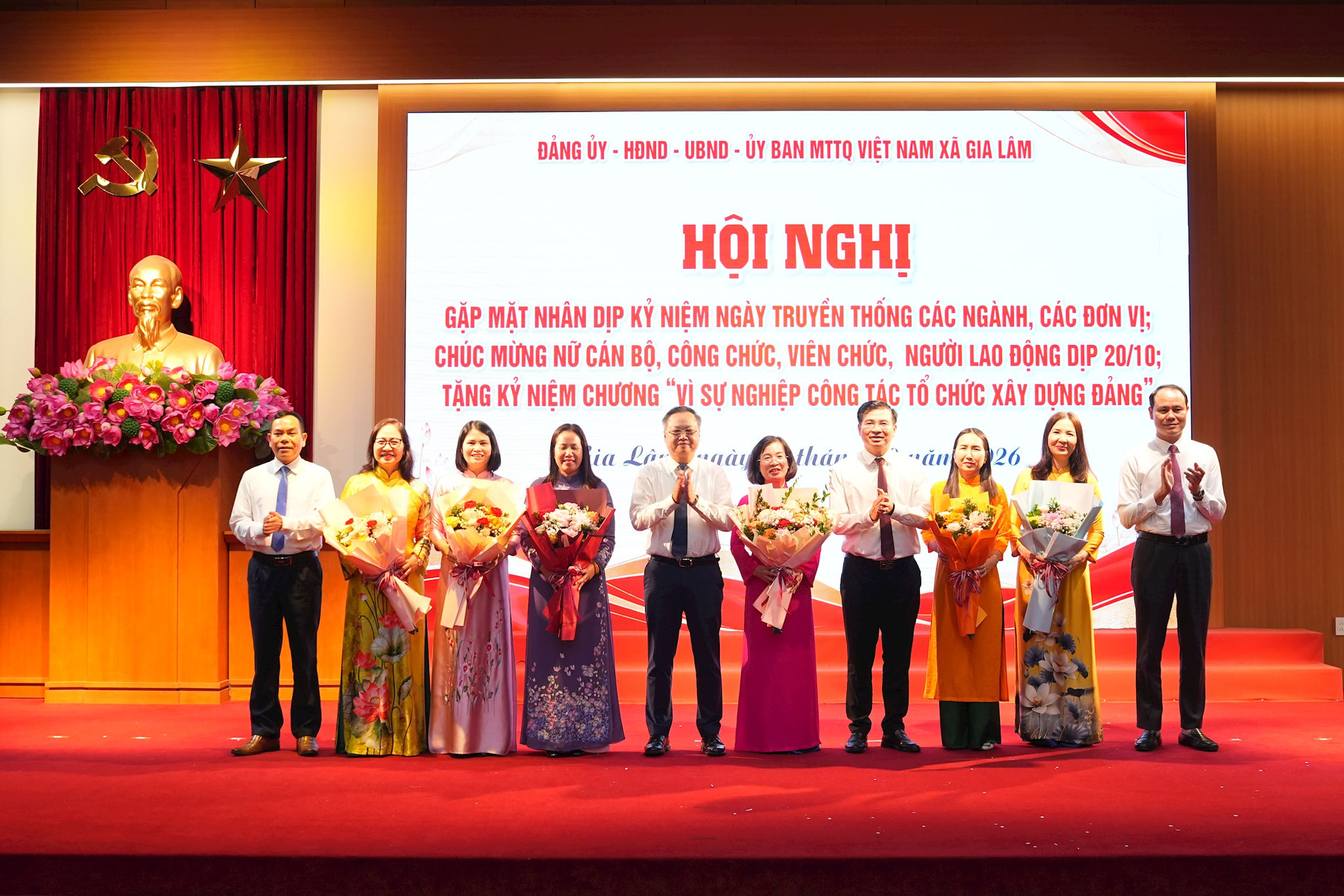 Lãnh đạo xã Gia Lâm tặng hoa chúc mừng đại diện nữ lãnh đạo, cán bộ nhân dịp Ngày Phụ nữ Việt Nam 20-10. Ảnh: Hoàng Anh