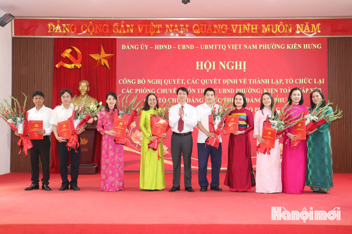 Phường Kiến Hưng công bố quyết định về tổ chức bộ máy và công tác cán bộ