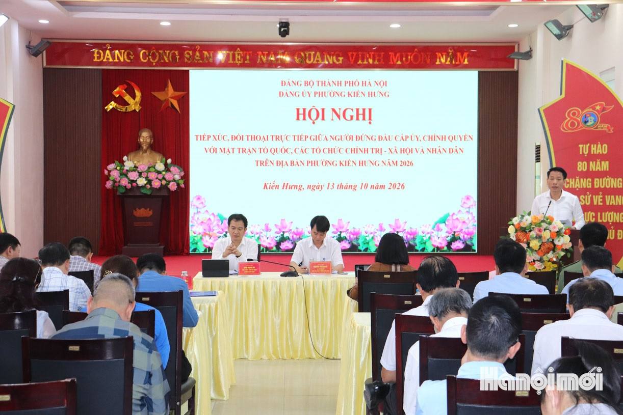 Ông Phan Cao Đăng, Phó Chủ tịch UBND phường Kiến Hưng báo cáo kết quả giải quyết các ý kiến, kiến nghị của nhân dân. Ảnh: Tuấn Điệp