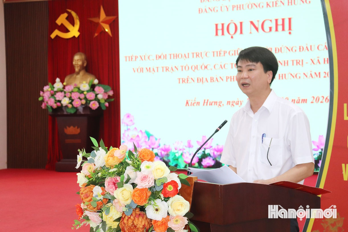 Đồng chí Nguyễn Tiến Quyết, Bí thư Đảng ủy, Chủ tịch HĐND phường Kiến Hưng phát biểu kết luận, yêu cầu nâng cao trách nhiệm, đẩy nhanh tiến độ giải quyết kiến nghị của nhân dân. Ảnh: Tuấn Điệp