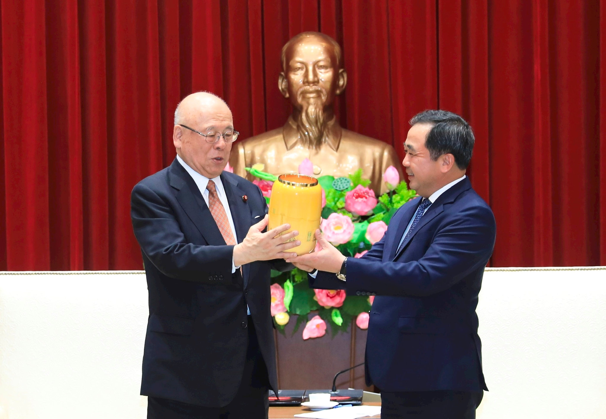 Bí thư Thành ủy Trần Đức Thắng tặng quà lưu niệm của Thủ đô Hà Nội tới Cố vấn đặc biệt Liên minh Nghị sĩ hữu nghị Nhật Bản - Việt Nam Takebe Tsutomu. Ảnh: Quang Thái