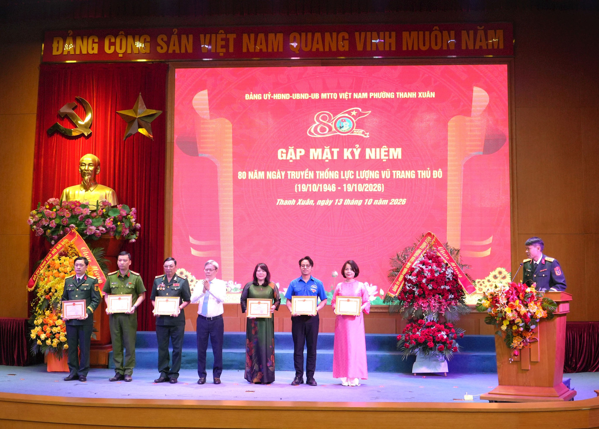 Lãnh đạo phường Thanh Xuân trao giấy khen cho các tập thể có thành tích tiêu biểu trong đợt thi đua cao điểm chào mừng 80 năm Ngày truyền thống Lực lượng vũ trang Thủ đô. Ảnh: Tùng Lâm