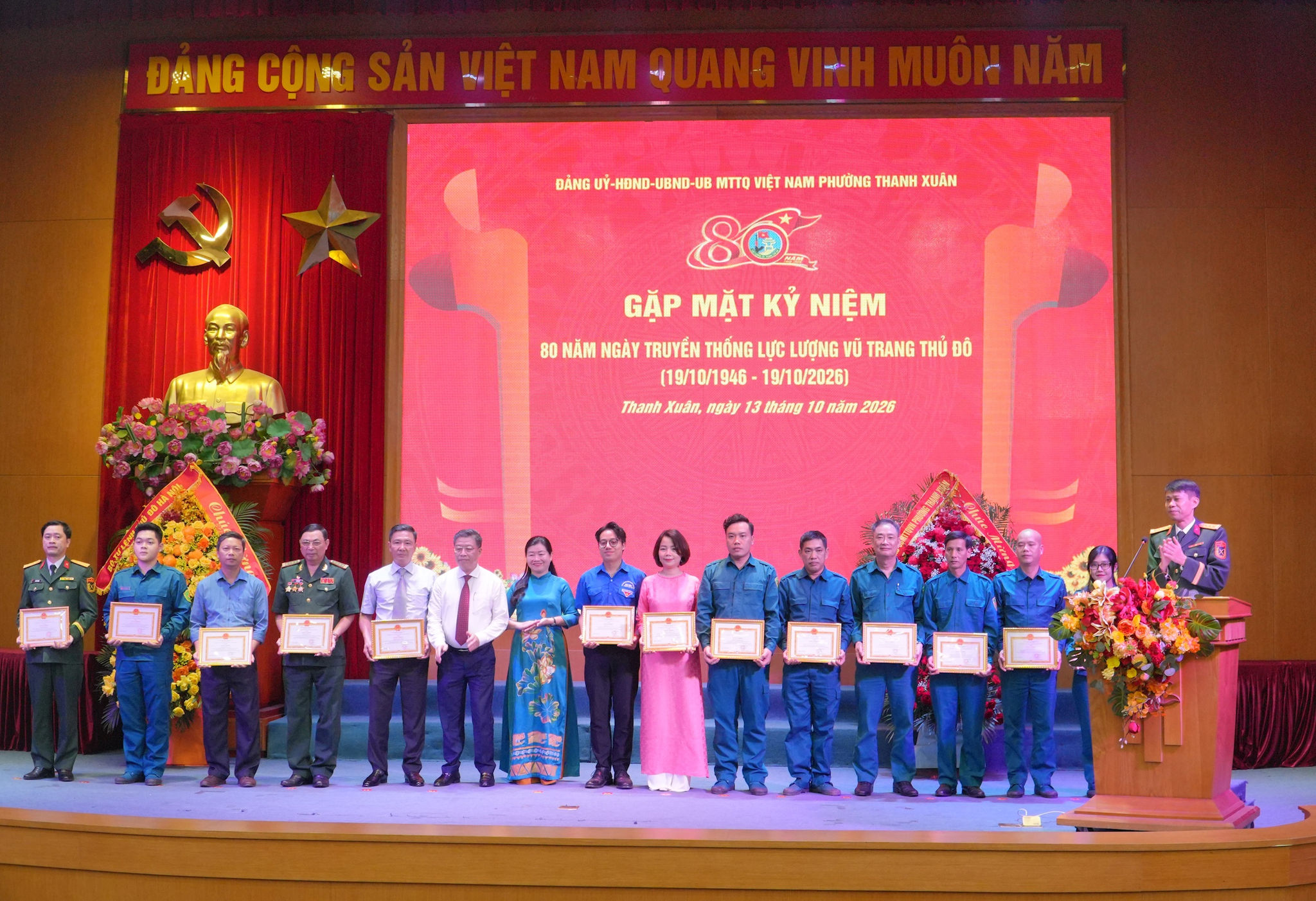 Lãnh đạo phường Thanh Xuân trao giấy khen cho các tập thể có thành tích tiêu biểu trong đợt thi đua cao điểm chào mừng 80 năm Ngày truyền thống Lực lượng vũ trang Thủ đô. Ảnh: Tùng Lâm