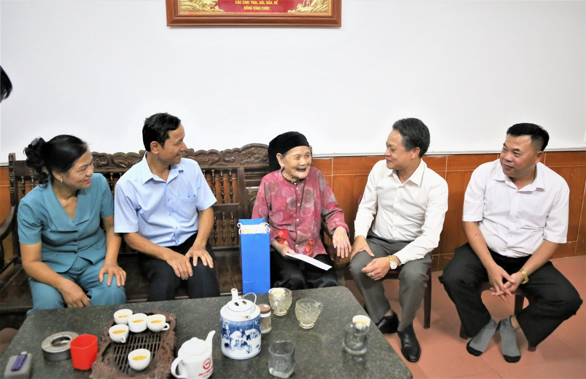 0-lanh-dao-hoi-nct-tp-ha-noi-va-lanh-dao-xa-phu-cat-tang-qua-cu-ngo-thi-nghi20261013144106.jpg