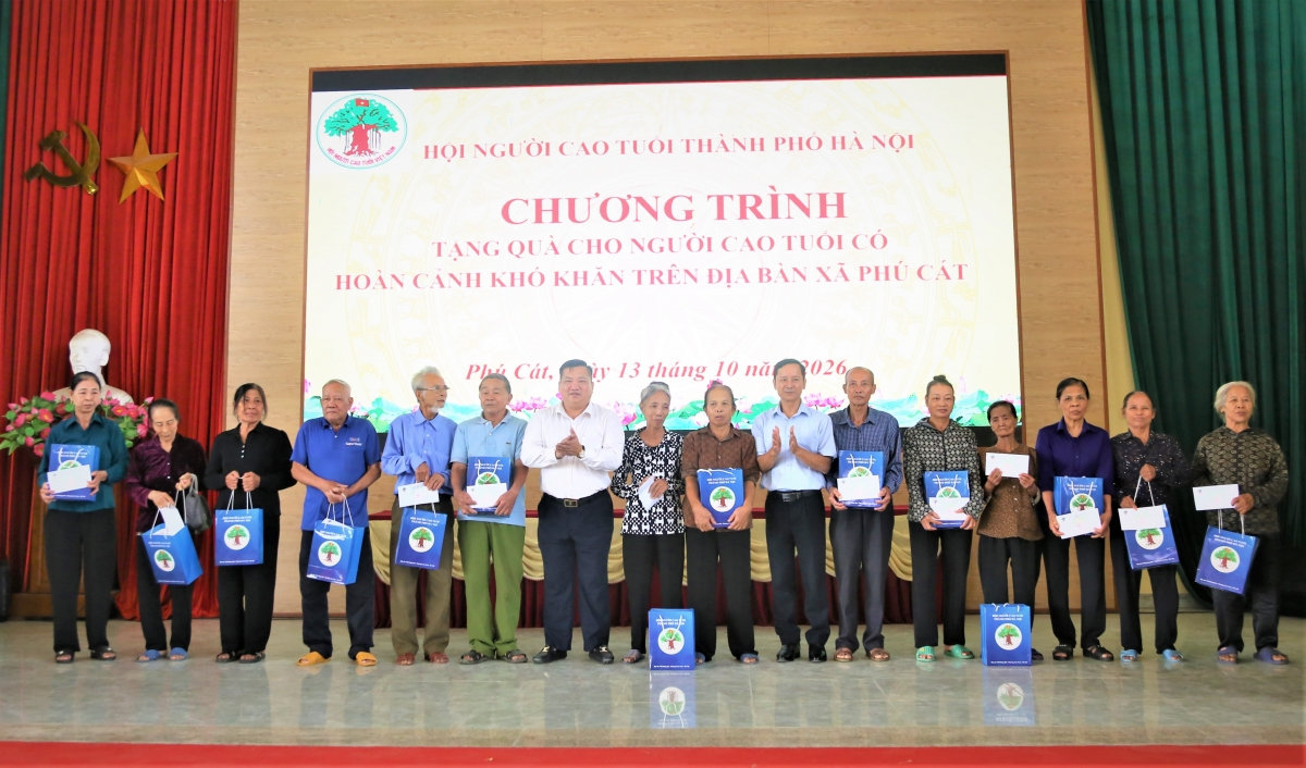 2-lanh-dao-hoi-nct-tp-ha-noi-va-lanh-dao-xa-phu-cat-tang-qua-nct-hoan-canh-kho-khan20261013143816.jpg