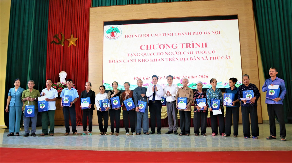 lanh-dao-hoi-nct-tp-ha-noi-va-lanh-dao-xa-phu-cat-tang-qua-nct-hoan-canh-kho-khan20261013143756.jpg