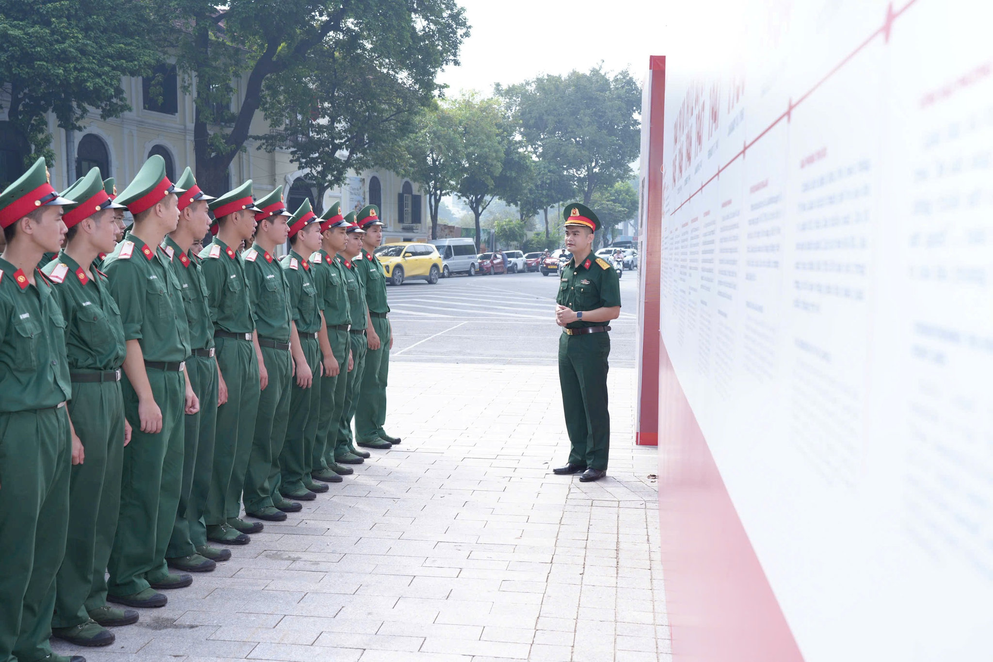 Các chiến sĩ trẻ được nghe về quá trình chiến đấu, trưởng thành của lực lượng vũ trang Thủ đô. Ảnh: Phạm Mạnh