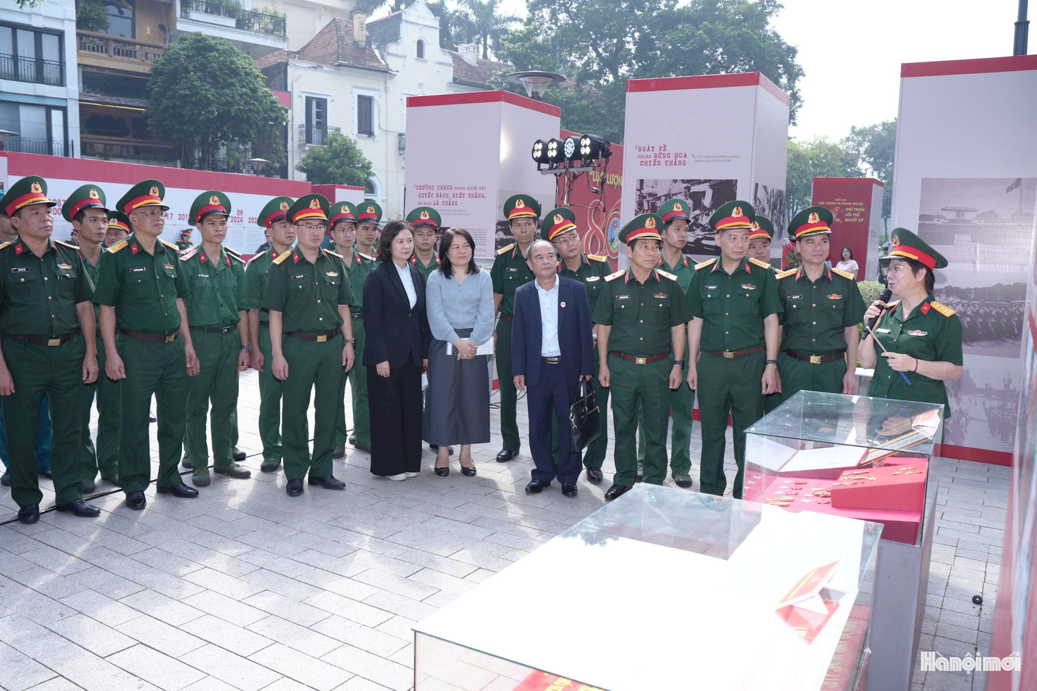 Các đại biểu tham quan triển lãm. Ảnh: Phạm Mạnh