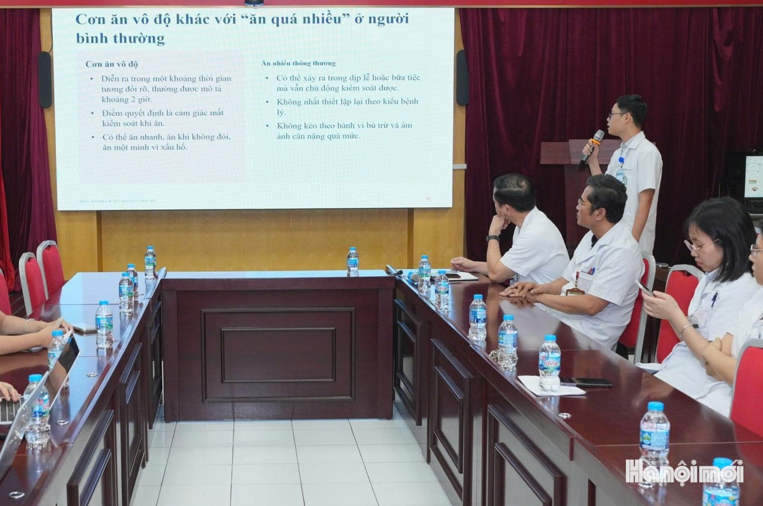 Bác sĩ Ngô Tuấn Khiêm, Viện Sức khỏe tâm thần (Bệnh viện Bạch Mai) thông tin về dấu hiệu ăn vô độ tâm thần ở người trẻ. Ảnh: Yên Hưng