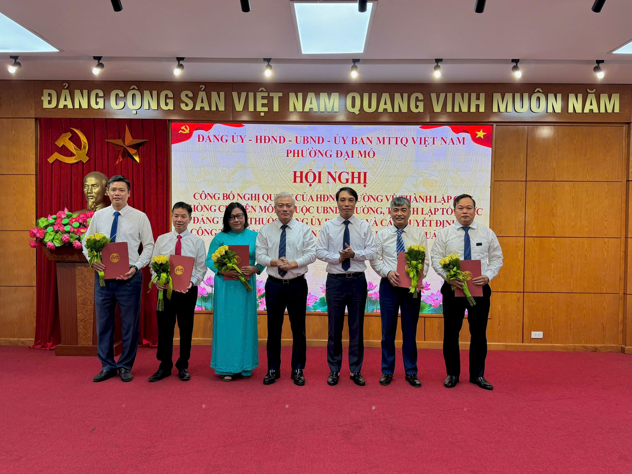 Ban Thường vụ Đảng ủy phường chúc mừng các đồng chí được bổ nhiệm. Ảnh: Trọng Hùng