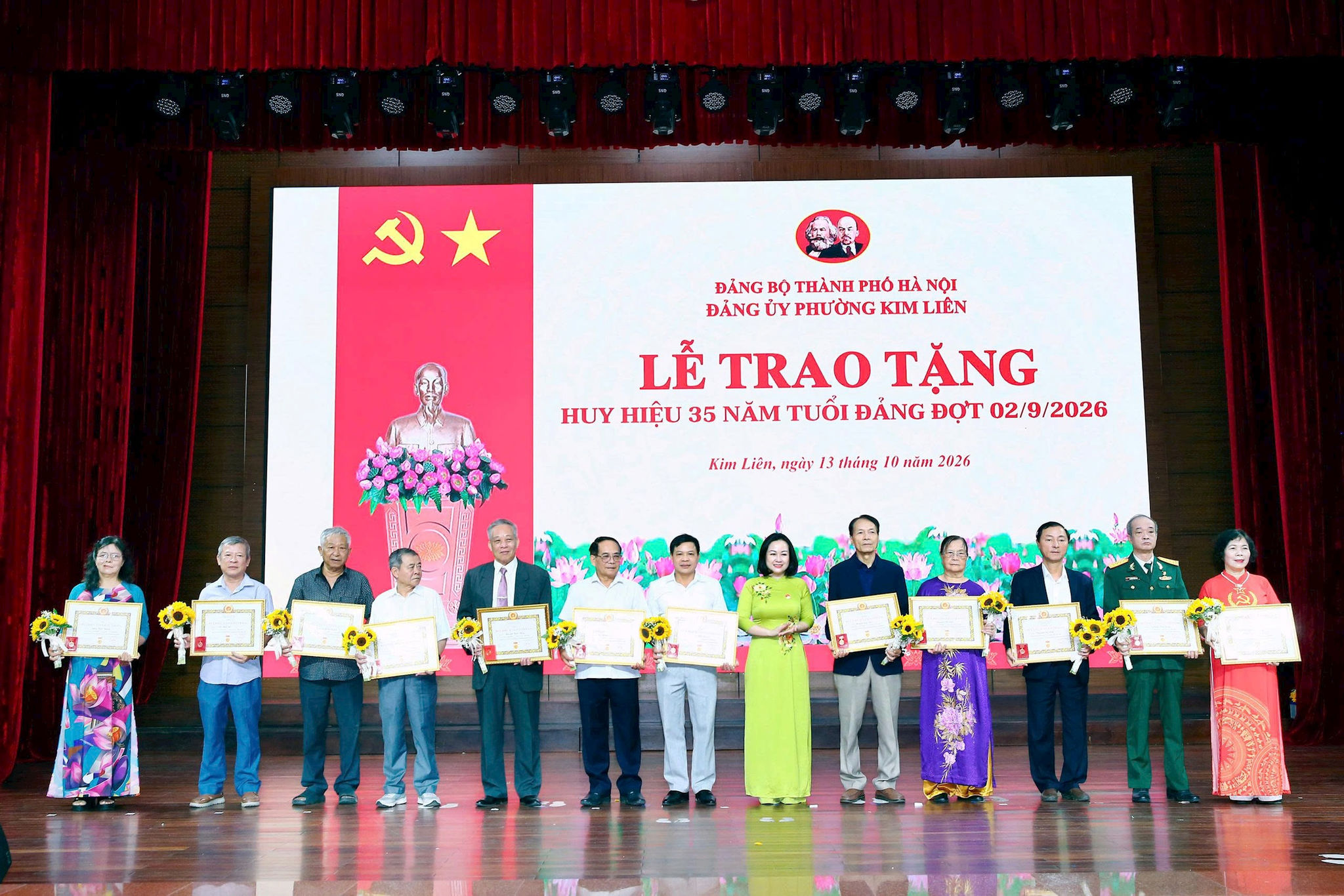 Lãnh đạo phường Kim Liên trao Huy hiệu Đảng tặng các đảng viên. Ảnh: PV