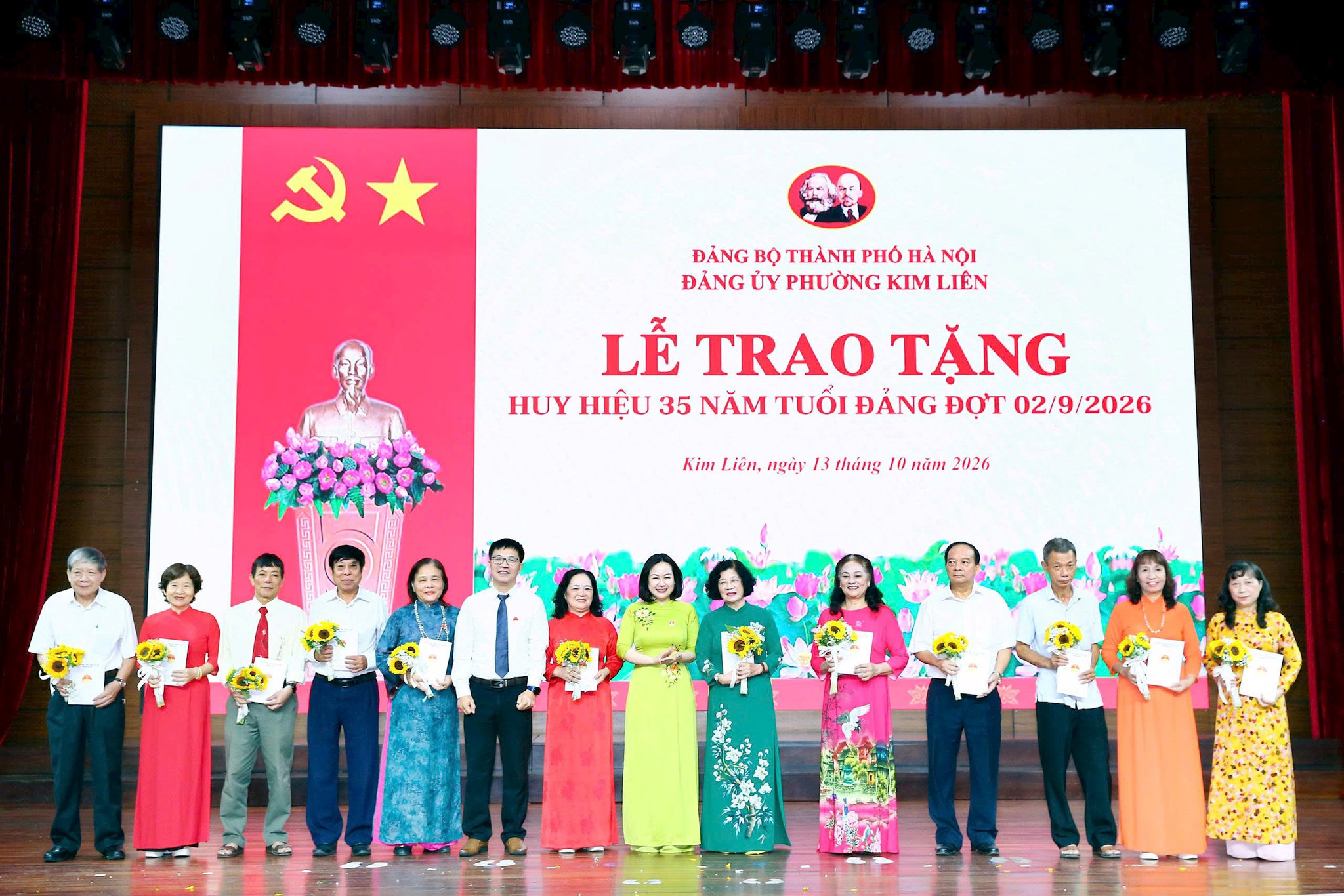 Lãnh đạo phường Kim Liên trao quà tri ân cho các cán bộ cơ sở. Ảnh: PV
