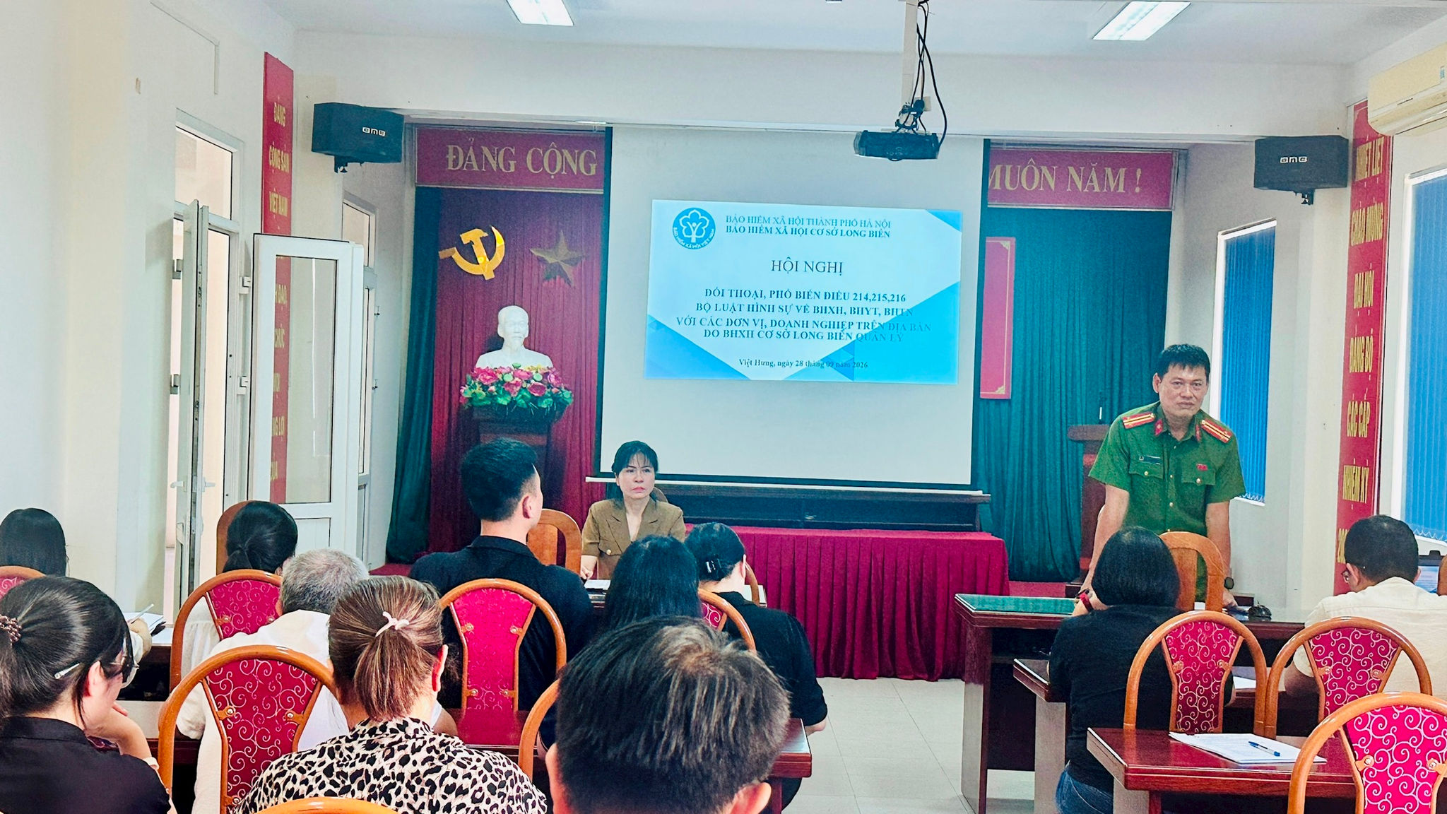 BHXH cơ sở Long Biên phối hợp với Công an phường Việt Hưng tuyên truyền, phổ biến Điều 214, 215, 216 Bộ luật Hình sự về BHXH, BHYT, BHTN cho đại diện các đơn vị, doanh nghiệp chậm đóng. Ảnh: PV