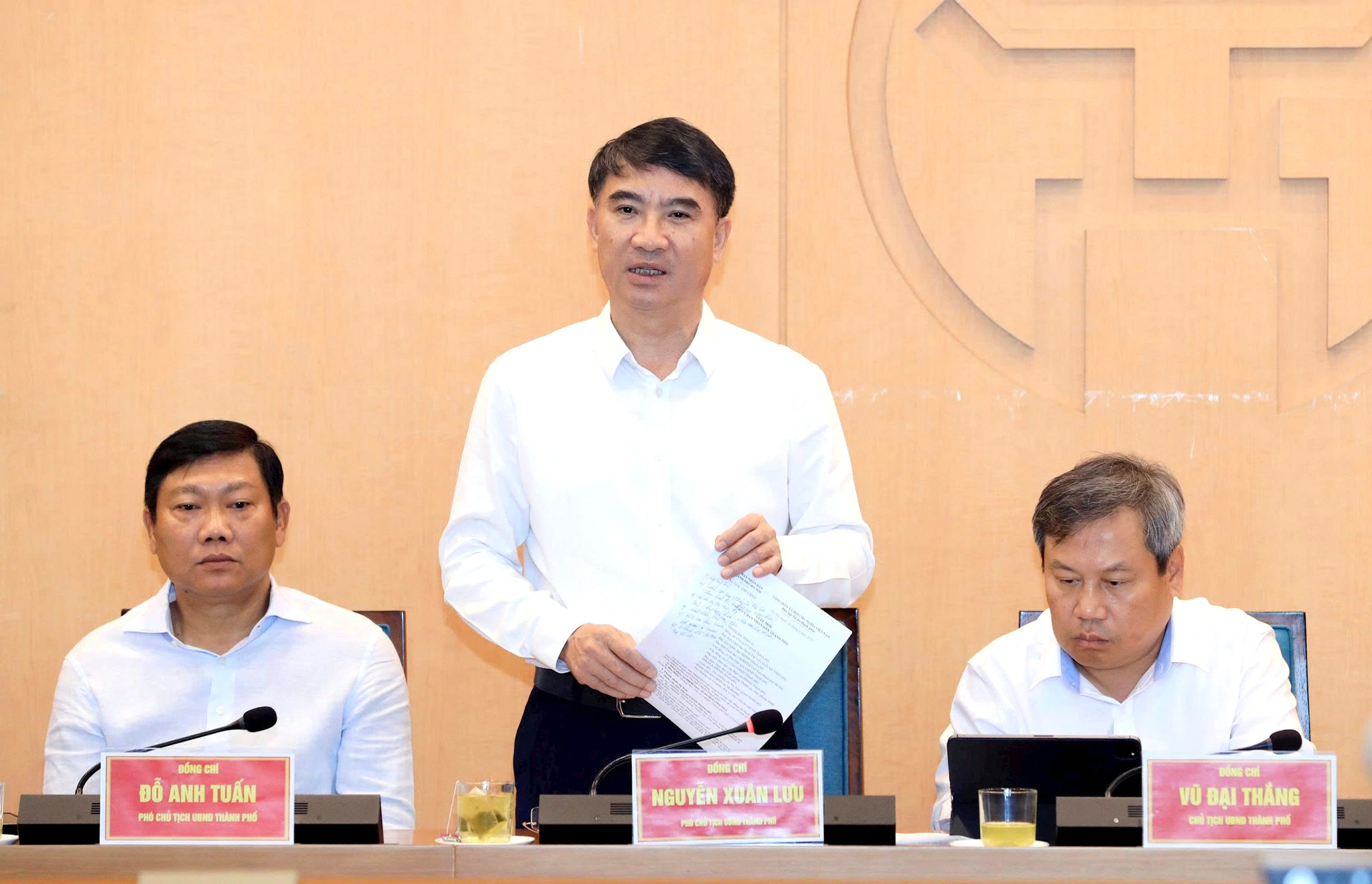 Phó Chủ tịch UBND thành phố Nguyễn Xuân Lưu phát biểu tại phiên họp tập thể UBND thành phố Hà Nội tháng 10-2026.