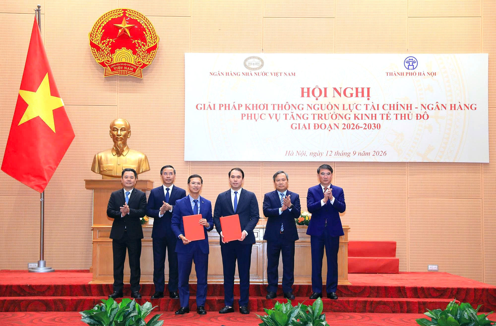 Lãnh đạo Ngân hàng Nhà nước Việt Nam và UBND thành phố Hà Nội chứng kiến Lễ ký thỏa thuận hợp tác giữa các tổ chức tín dụng và các doanh nghiệp. Ảnh Hồng Thái