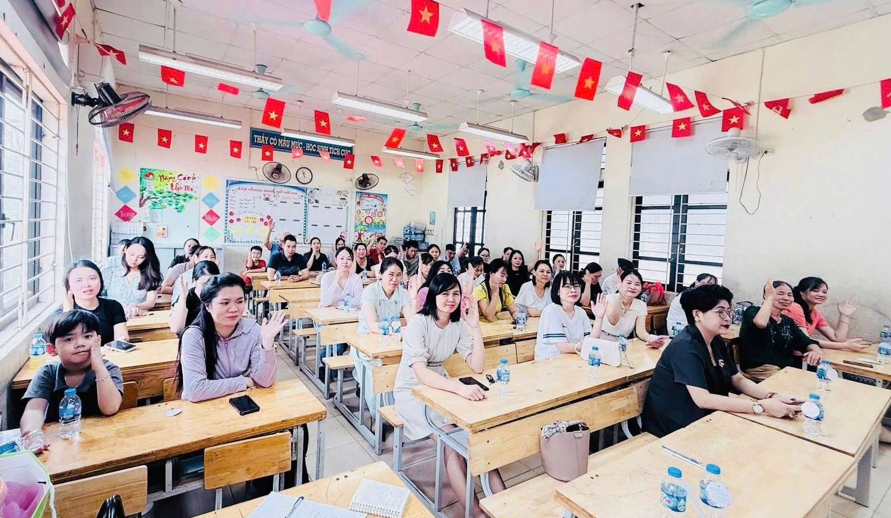 Chương trình, thời lượng, mức thu nội dung giáo dục theo nhu cầu người học được các nhà trường thông báo công khai và xin ý kiến tại buổi họp phụ huynh. Ảnh: TM