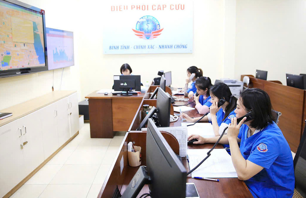 nhan-vien-trung-tam-cap-cuu-115-ha-noi-tiep-nhan-dieu-phoi-cac-cuoc-goi-cap-cuu.-anh-quang-thai.jpeg