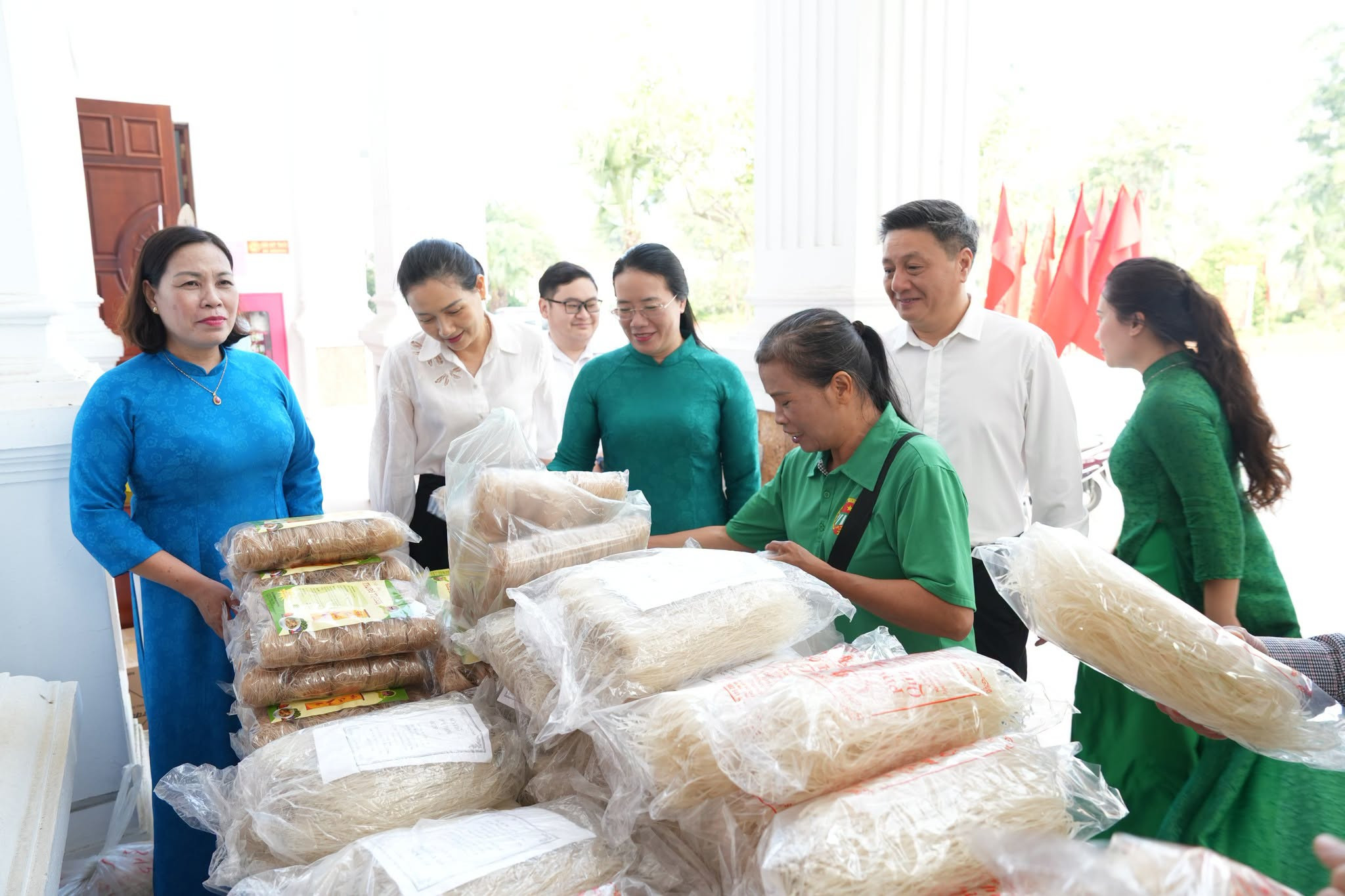 Lãnh đạo Hội Nông dân thành phố Hà Nội và lãnh đạo xã Thanh Oai tham quan khu trưng bày, giới thiệu, quảng bá sản phẩm nông sản, sản phẩm OCOP tiêu biểu của địa phương. Ảnh: PV