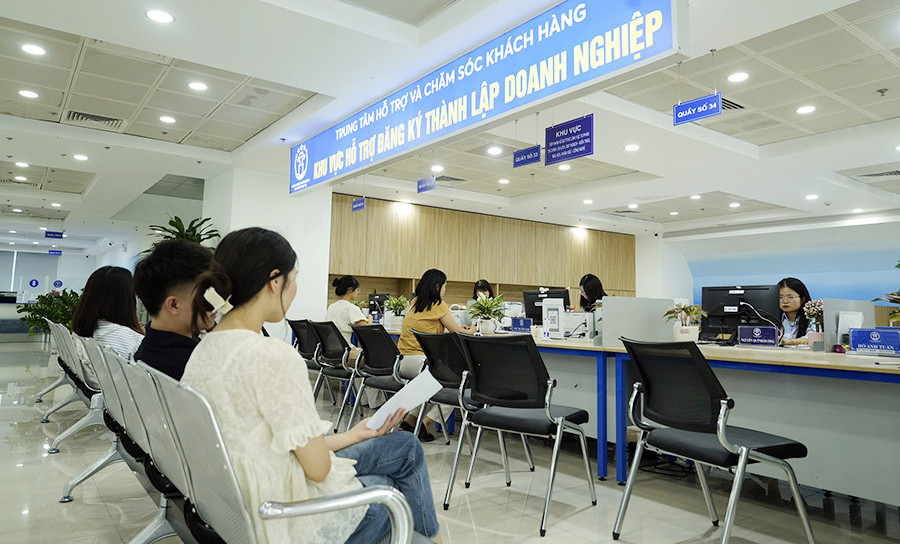 Người dân đến làm thủ tục đăng ký thành lập doanh nghiệp tại Trung tâm Phục vụ hành chính công thành phố Hà Nội - Chi nhánh số 8. Ảnh: Hữu Mai