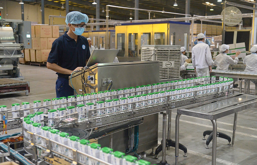 Dây chuyền sản xuất sữa tại nhà máy của Công ty cổ phần Sữa Việt Nam (Vinamilk). Ảnh: Đỗ Tâm