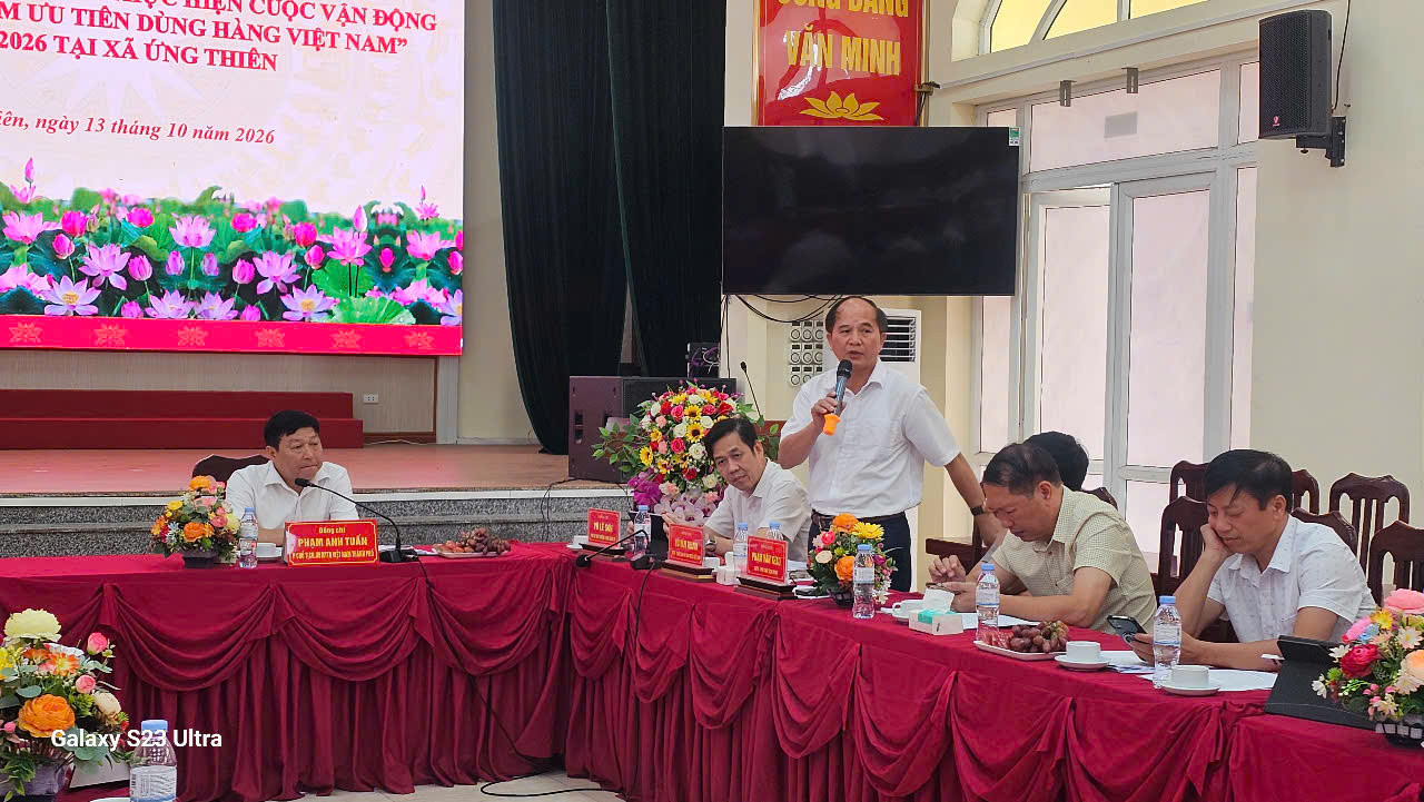 Chủ tịch Ủy ban MTTQ Việt Nam xã Ứng Thiên Vũ Văn Thanh báo cáo tại buổi làm việc. Ảnh: Thanh Hiền