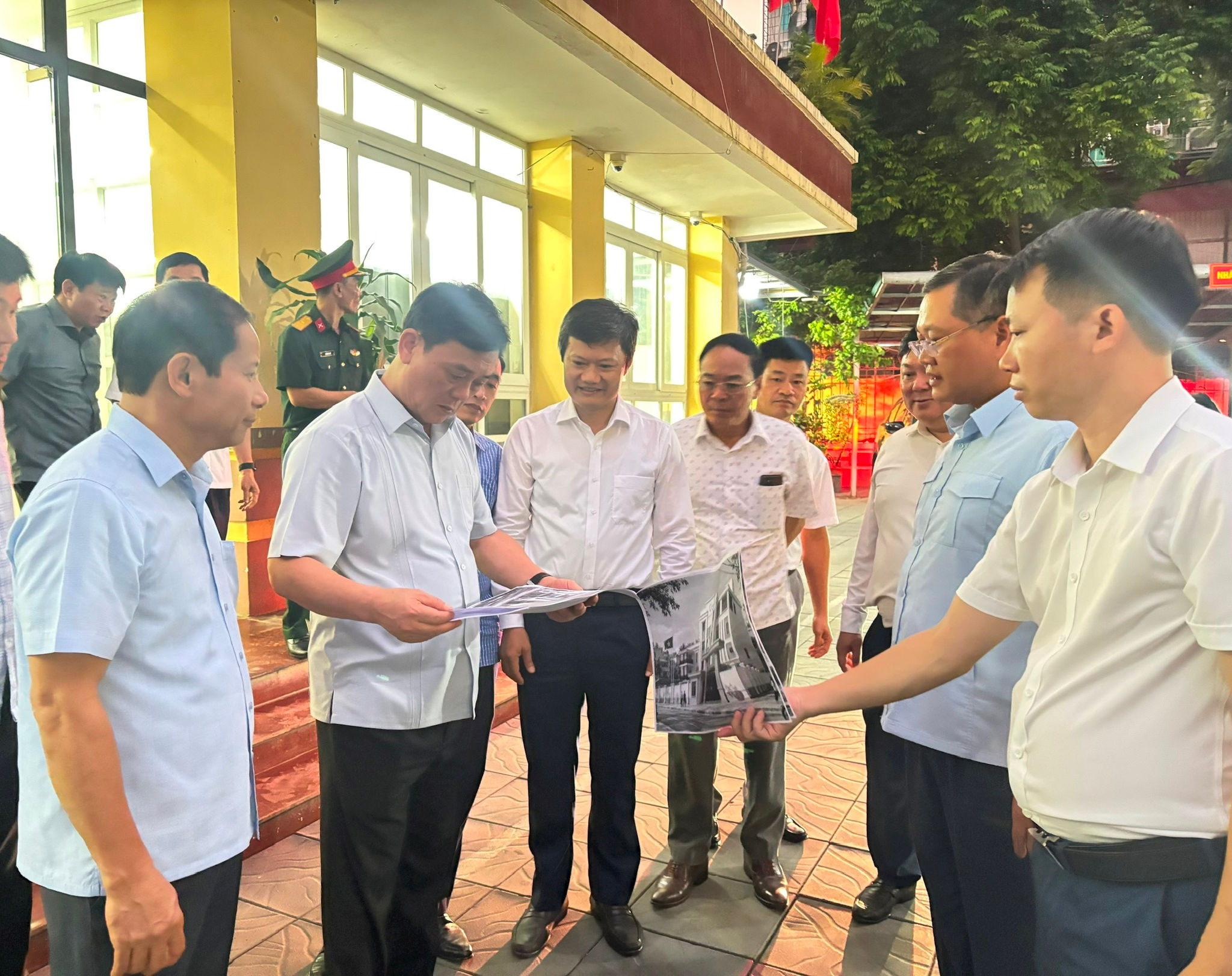 Đoàn công tác của Bộ Tư lệnh Thủ đô do Trung tướng Đào Văn Nhận làm Trưởng đoàn khảo sát tại trụ sở Ban Chỉ huy Quân sự phường Văn Miếu - Quốc Tử Giám. Ảnh: Vân Hà