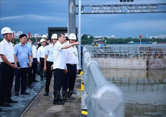 Thủ tướng Lê Minh Hưng kiểm tra Dự án chống ngập do triều cường tại phường Xóm Chiếu, Thành phố Hồ Chí Minh. Ảnh: Dương Giang/TTXVN