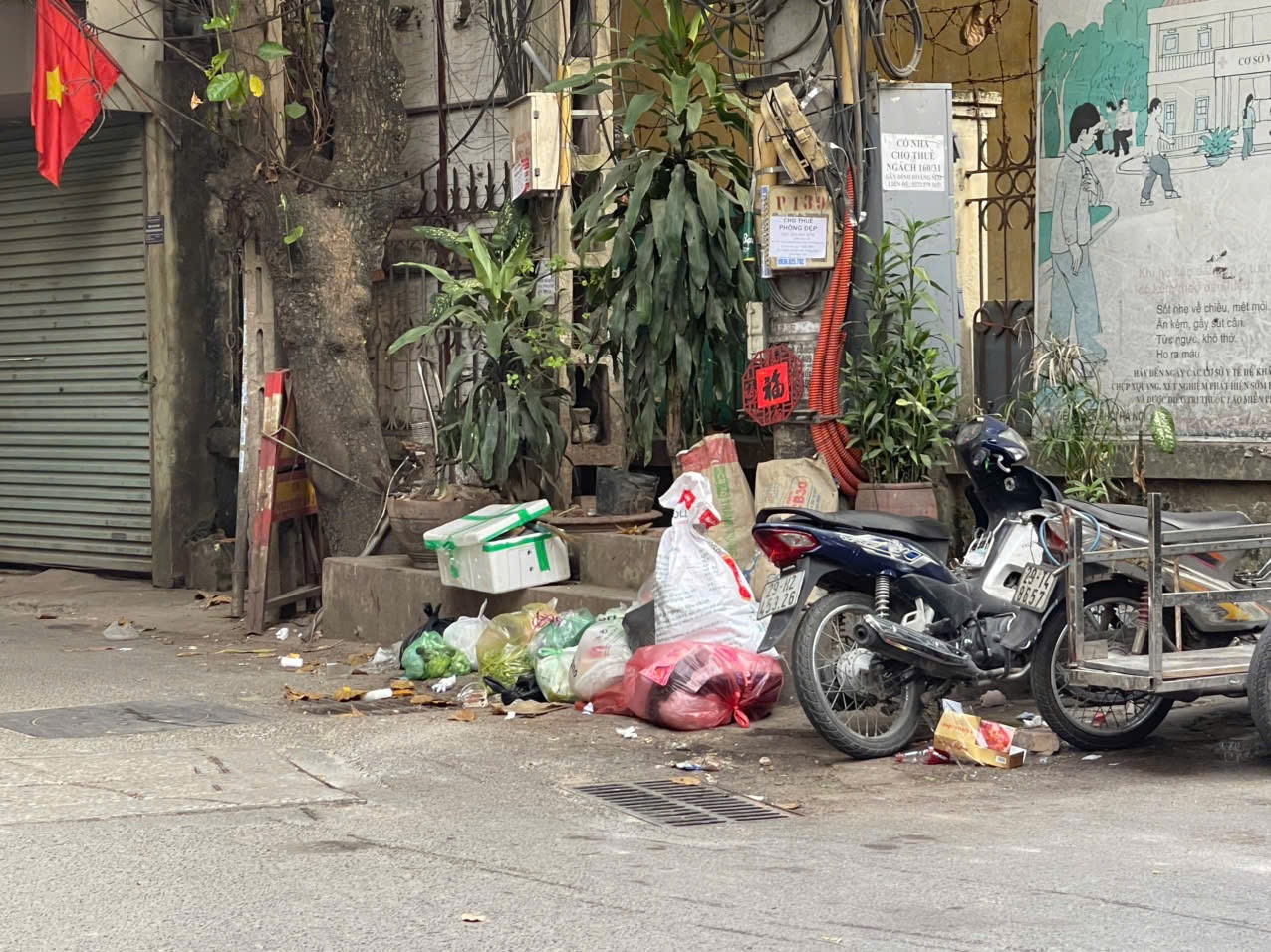 Rác thải tràn lan bốc mùi xú uế, mất vệ sinh công cộng. Ảnh: Hiểu Lam