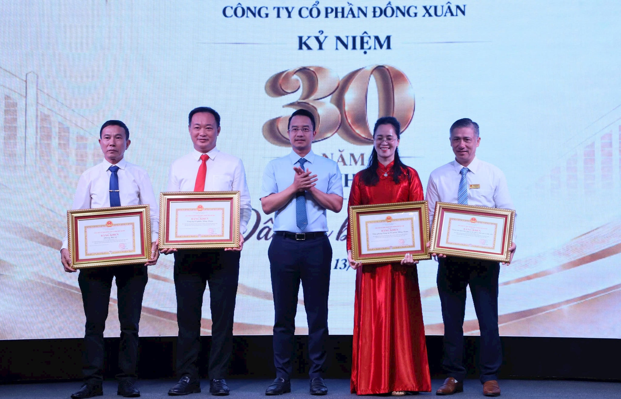 Chủ tịch UBND phường Hoàn Kiếm Trịnh Hoàng Tùng trao Bằng khen của UBND thành phố Hà Nội cho Công ty Cổ phần Đồng Xuân. Ảnh: PV