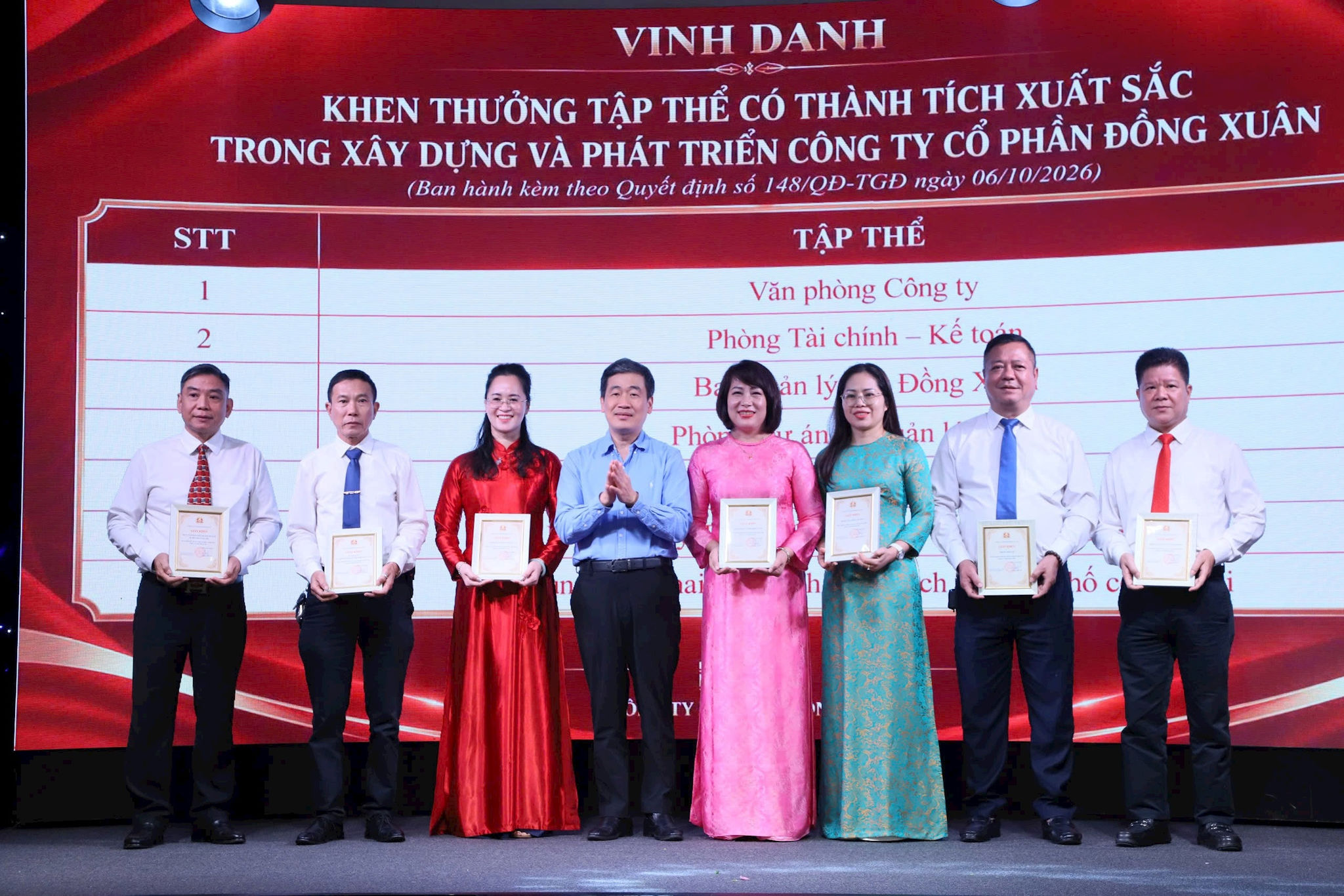 Chủ tịch UBND phường Cửa Nam Nguyễn Quốc Hoàn chúc mừng các tập thể có thành tích xuất sắc trong xây dựng và phát triển Công ty Cổ phần Đồng Xuân. Ảnh: PV