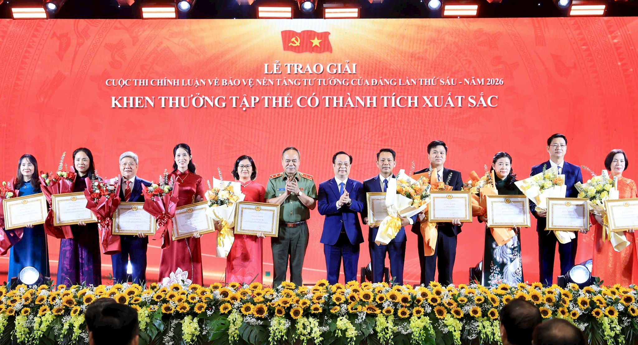 Phó Chủ tịch Thường trực HĐND thành phố Trần Thế Cương và Giám đốc Công an thành phố Nguyễn Thanh Tùng trao Bằng khen của Ban Thường vụ Thành ủy tặng các tập thể xuất sắc trong cuộc thi. Ảnh: Quang Thái