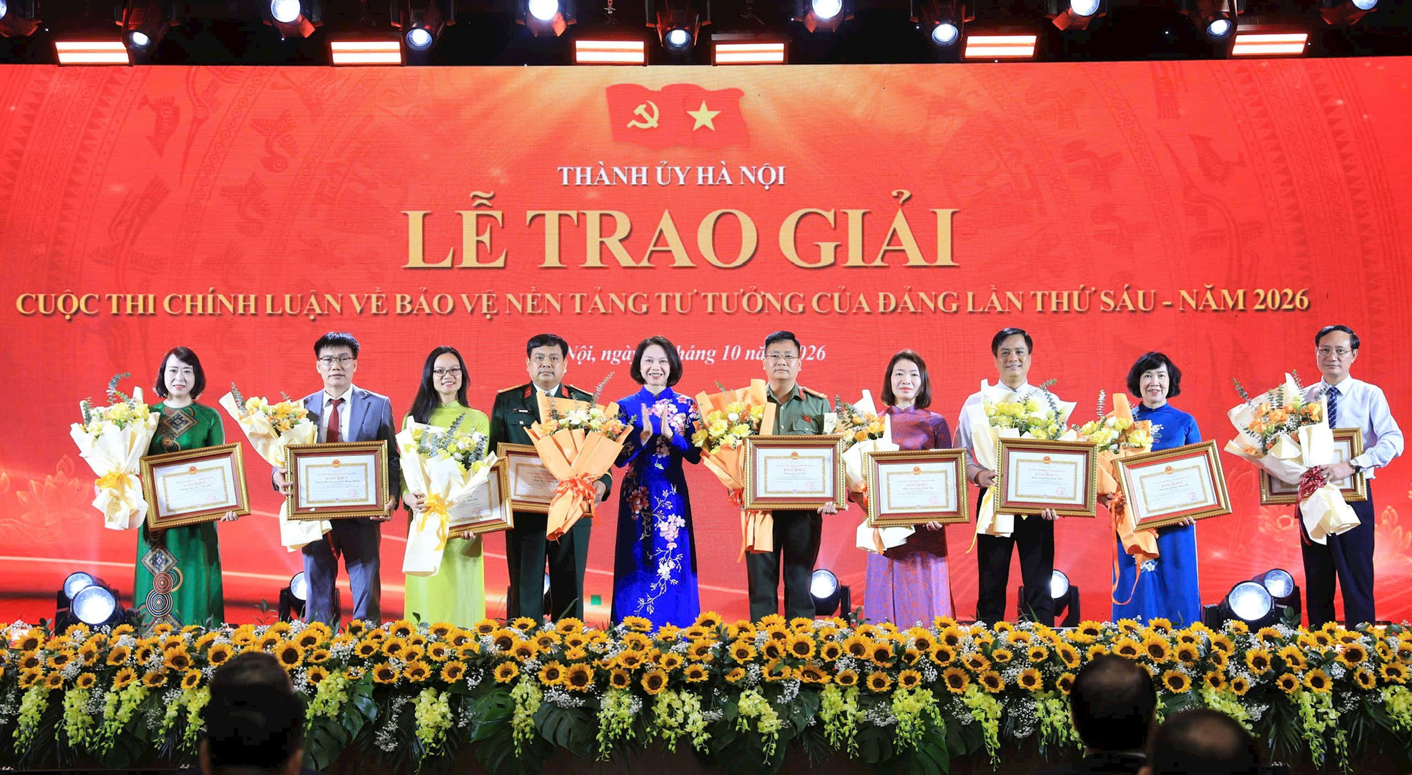 Phó Chủ tịch UBND thành phố Vũ Thu Hà trao Bằng khen của Chủ tịch UBND thành phố tặng các tập thể xuất sắc trong cuộc thi. Ảnh: Quang Thái