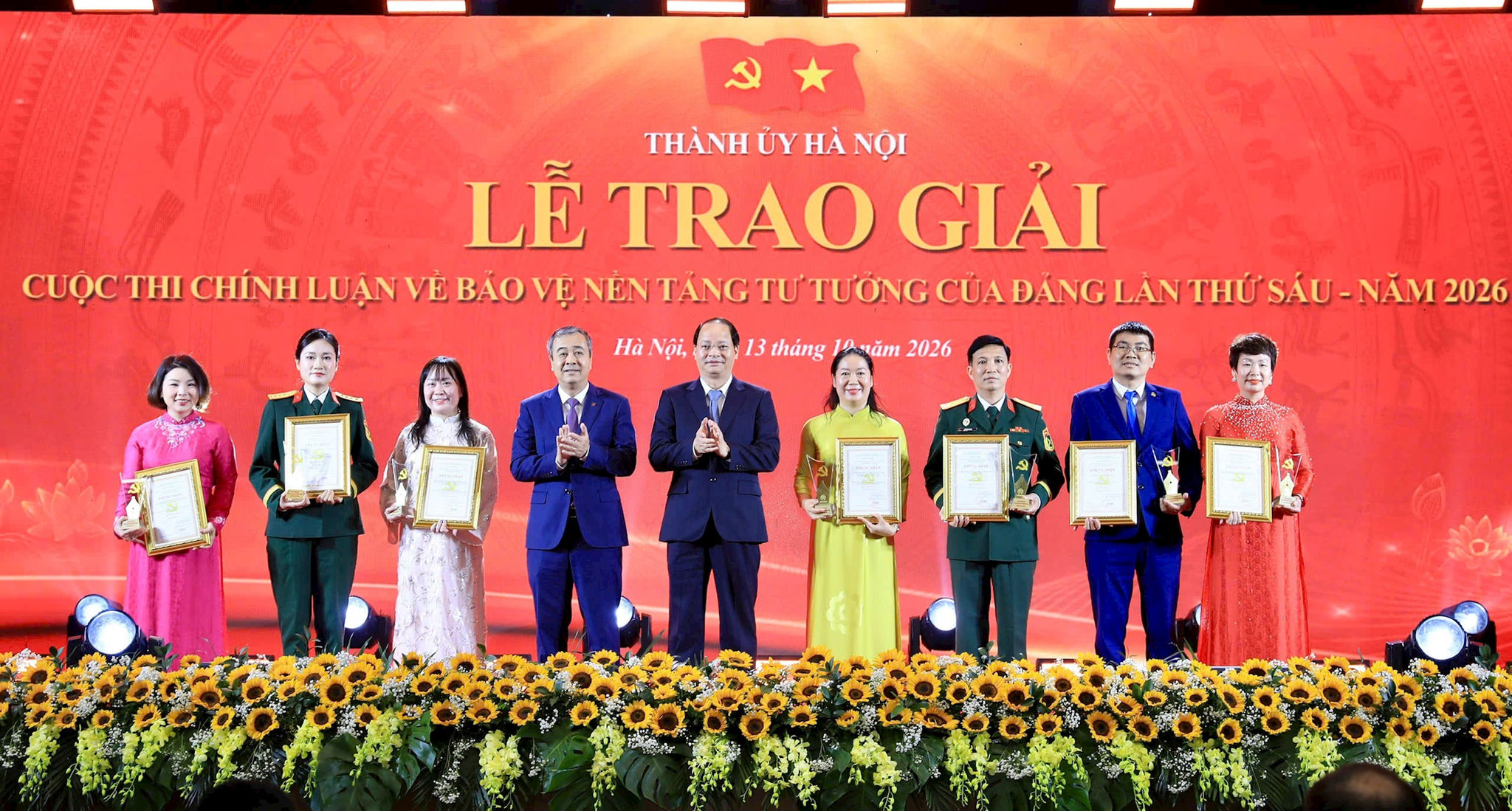 Phó Trưởng ban Tuyên giáo Trung ương Ngô Đông Hải và Trưởng ban Tuyên giáo Thành ủy Nguyễn Doãn Toản trao 7 giải Nhất cho các tác giả. Ảnh: Quang Thái